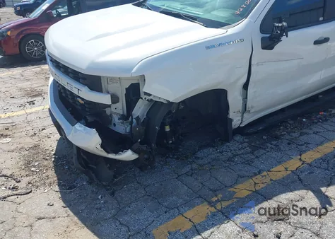 2020 Chevrolet Silverado 1500 2Wd Short Bed Custom z USA, uszkodzony, nr VIN 1GCPWBEF9LZ262105